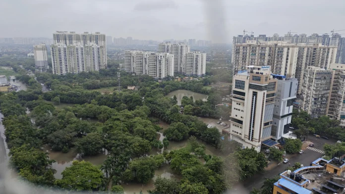 flood-in-noida-v0-416sdli8j0if1